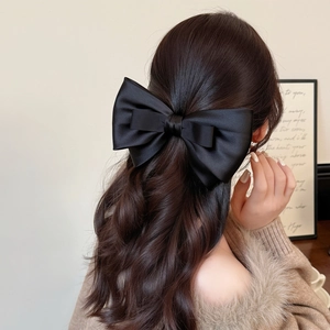 Elegante fermaglio per capelli con grande fiocco di raso nero per donna su capelli lunghi