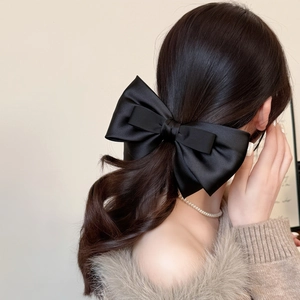 Elegante fermaglio per capelli con grande fiocco in raso nero per un look da principessa