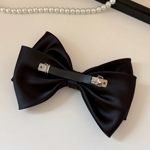 Elegante fermaglio per capelli con fiocco in raso nero e chiusura a molla in metallo