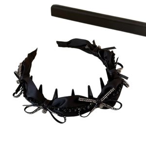 Elegante cerchietto in raso nero con fiocco di strass e denti antiscivolo per le donne