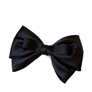 Elegante fermaglio per capelli con doppio fiocco in raso nero e nastro su sfondo bianco