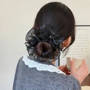 Chouchou élégant en tulle noir avec strass scintillants sur une coiffure en chignon