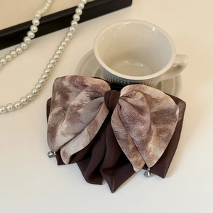 Elegante pinza per capelli con fiocco a doppio strato marmorizzato e dettagli in chiffon
