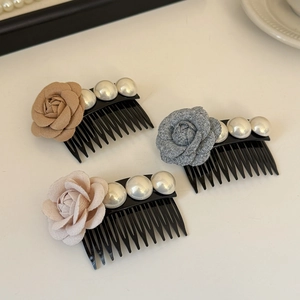 Trois peignes à cheveux élégants avec roses en tissu et perles pour coiffures douces