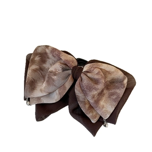 Elegante pinza per capelli a fiocco marrone tie-dye con ciondoli in argento e chiffon