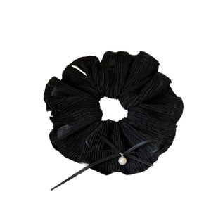 Chouchou élégant en mousseline plissée noire avec nœud en soie et pendentif perle