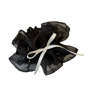 Chouchou français en tulle noir avec bordure de perles et nœud en ruban de soie crème