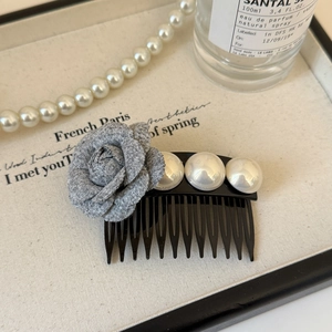 Détail du peigne à cheveux floral avec rose en tissu gris et trois perles blanches