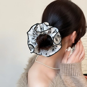 Chouchou fleuri grand format avec bords noirs pour coiffures élégantes en chignon