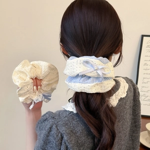 Elastico scrunchie a quadri blu e fiocco in pizzo bianco con perla per capelli