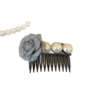 Peigne à cheveux élégant de style coréen avec rose en feutre gris et perles blanches