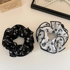 Chouchous élégants en mousseline à motifs floraux noir et blanc avec bords délicats