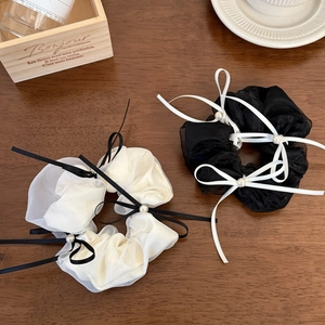 Lot de chouchous élégants en organza avec nœuds et perles en noir et crème clair