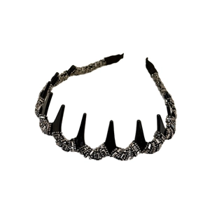 Serre-tête style gothique avec pointes noires et strass argentés scintillants sur fond blanc