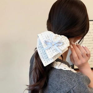 Elastico per capelli cuore in pizzo con fiocco blu e perla per acconciatura coda