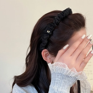 Cerchietto in tulle nero con design a pieghe per un effetto volume sulla testa alla moda