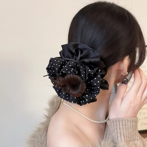 Grand chouchou noir élégant à pois avec finition satinée pour femmes