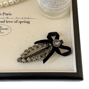 Barrette à cheveux élégante en velours noir avec strass gris pour un style vintage