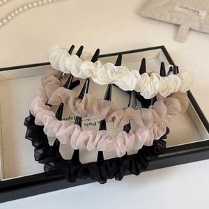 Dettaglio di cerchietti in tulle con denti interni disponibili in quattro colori eleganti