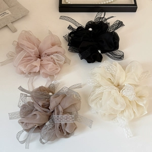 Gros plan de chouchous en organza avec dentelle délicate et accents de perles blanches