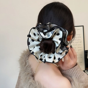 Eleganter weißer Satin-Haargummi mit schwarzen Punkten und Mesh-Besatz für voluminöse Dutts