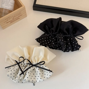 Détail de chouchous rétro à pois avec texture en soie et élégants nœuds en ruban noir