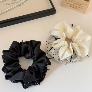 Lot de chouchous en satin à pois noir et crème avec bordure ruban élégante