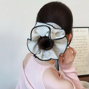 Großer Polka-Dot Haargummi mit schwarzer Umrandung für elegante Hochsteckfrisuren