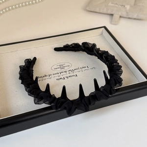 Dettaglio del cerchietto in tulle nero stile francese con denti interni per fissare i capelli