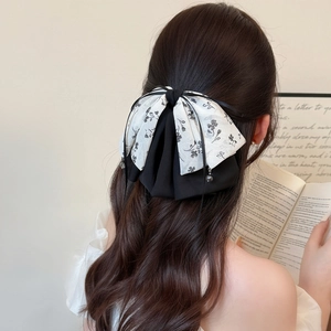 Pince à cheveux élégante avec nœud floral en satin noir et ruban en mousseline