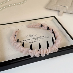Dettaglio del cerchietto in tulle rosa con denti interni per una tenuta sicura