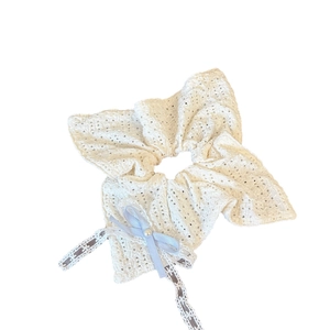 Scrunchie in pizzo bianco crema con fiocco di seta blu e dettaglio di perla