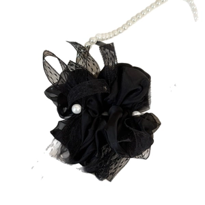 Chouchou élégant en organza noir avec couches de dentelle et détails de perles blanches