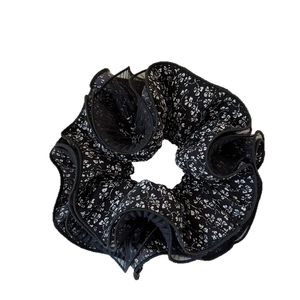 Scrunchie floreale in rete bianco e nero con bordi a balze a contrasto