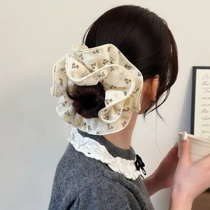 Chouchou oversize en mousseline beige à fleurs avec un design volumineux à couches