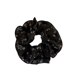Chouchou noir à imprimé floral avec motifs élégants de fleurs et papillons en mousseline