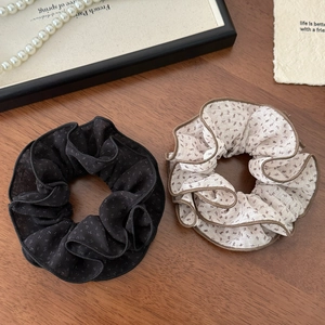 Scrunchies in chiffon a pois e fiori su un tavolo di legno con decoro francese