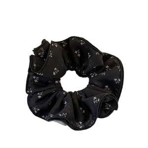 Chouchou fleuri à quatre couches en maille avec imprimés violets sur tissu noir