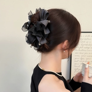 Élégante pince à cheveux 13cm en organza noir avec strass portée par un modèle