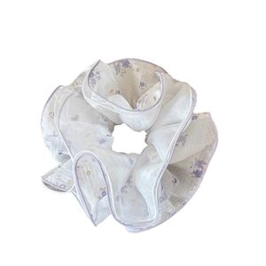 Elastico scrunchie in tulle a fiori viola con bordo ricamato per capelli da donna