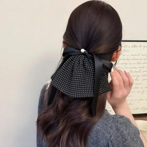 Pince à cheveux élégante à pois avec rubans noirs et perle pour coiffures demi-attachées