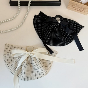 Pince à cheveux nœud à pois de style français avec perles sur un fond élégant et raffiné