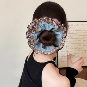 Chouchou élégant surdimensionné en maille rayée marron et tissu bleu clair multicouche