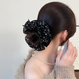 Elastico per capelli in chiffon nero a fiori indossato su uno chignon elegante