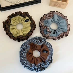 Lot de trois chouchous à volants aux tons pastels avec étiquette tissée et design chic