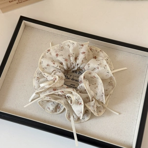 Elastico per capelli floreale in chiffon con nastro bianco su vassoio vintage