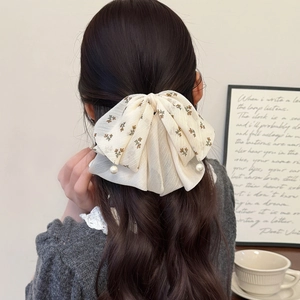 Pince à cheveux élégante en mousseline fleurie blanc cassé avec perles pour queue de cheval
