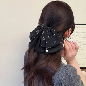 Pince à cheveux noeud en résille noire avec imprimé floral violet et perles blanches