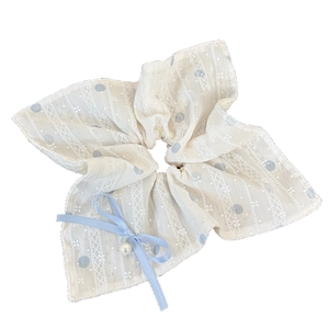 Lace Scrunchie mit grauen Punkten, einer hellblauen Schleife und kleinem Perlenanhänger