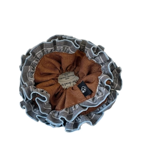 Chouchou à volants marron et rayé avec design en tissu multicouche pour coiffure femme